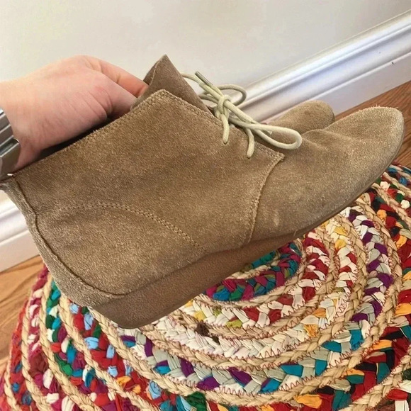 Nine  West beige suede leather small wedge ankle boots - Picture 3 of 6